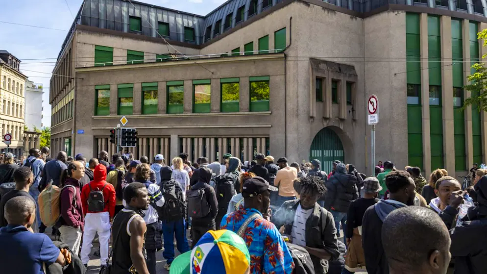 Une centaine de personnes ont  manifesté devant l'hôtel de la police de St-Martin à Lausanne, quelques jours après le décès d'un homme noir dans les locaux (archives).