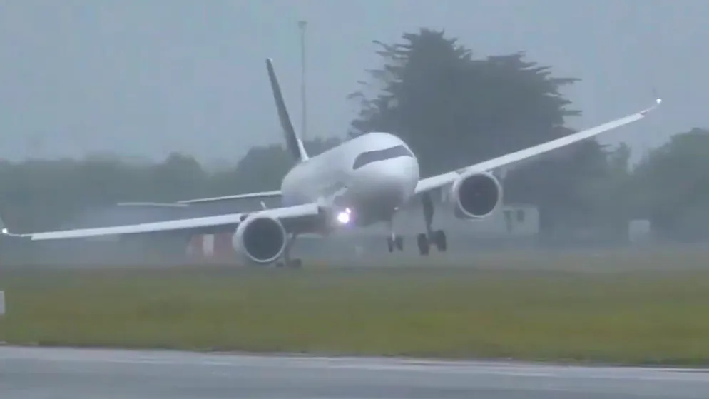 Scene spaventose. Un aereo Lufthansa effettua uno spettacolare atterraggio, ecco il video
