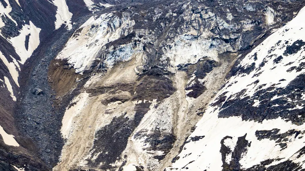 Am Sonntag (25. Mai 2025) stürzten Steine eines Felssturzes vom Kleinen Nesthorn auf den Birchgletscher.