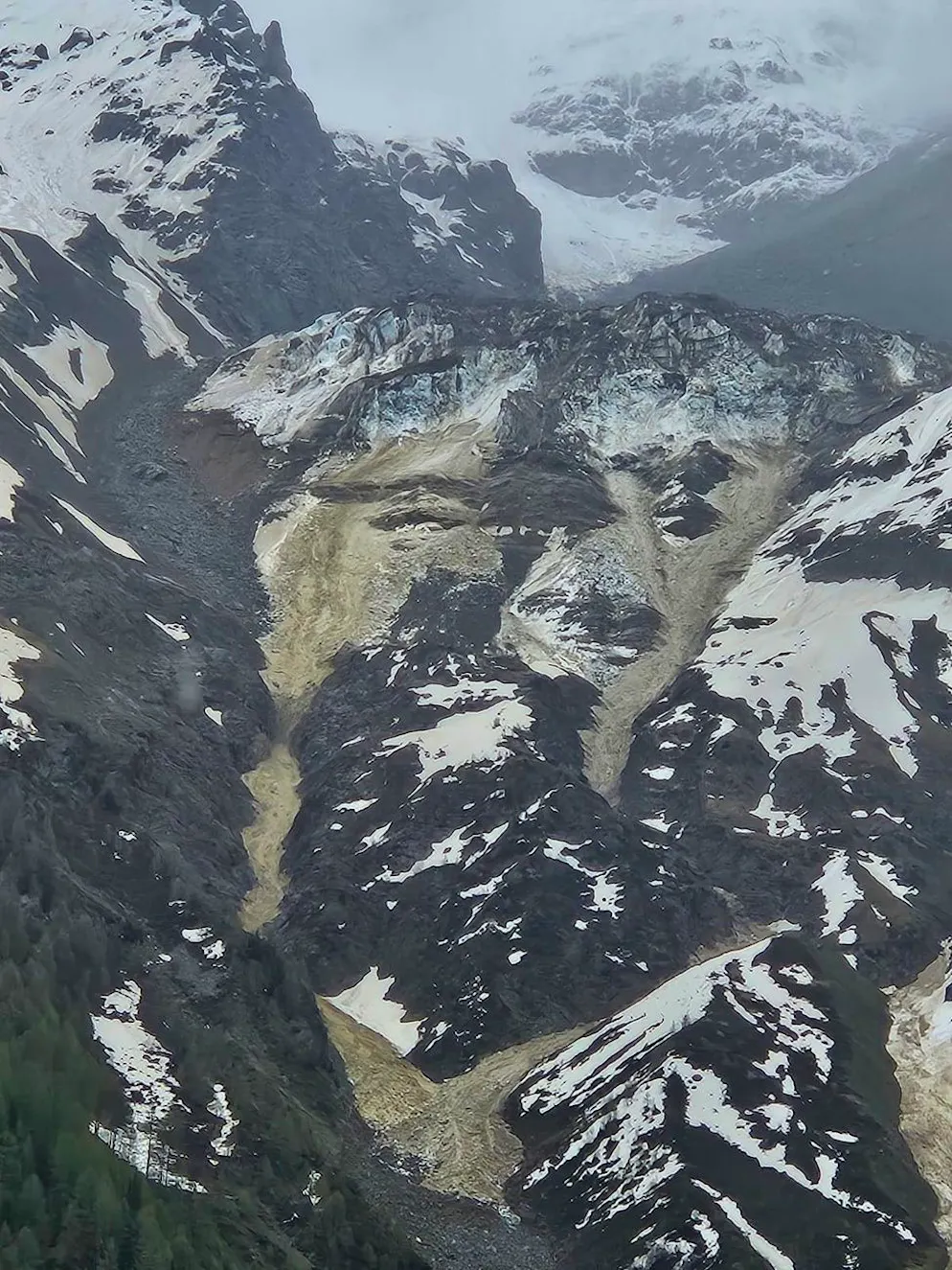  Steine eines Felssturzes vom Kleinen Nesthorn stürzen am Samstag auf den Birchgletscher im Lötschental
