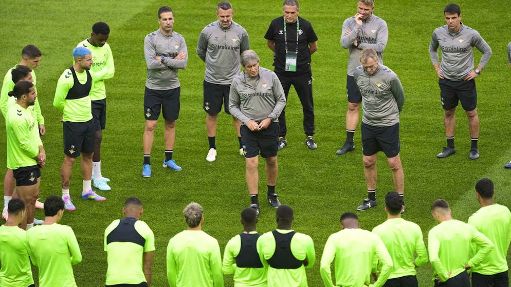 Manuel Pellegrini, al centro, prepara i suoi per la sfida più grande della storia del club: la finale europea che li vedrà opposti al favorito Chelsea.