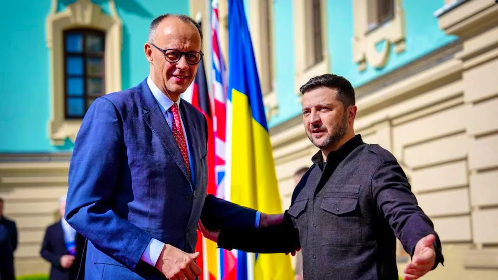 Federal Chancellor Friedrich Merz (l, CDU) is received by Volodymyr Zelensky, President of Ukraine. Photo: Kay Nietfeld/dpa