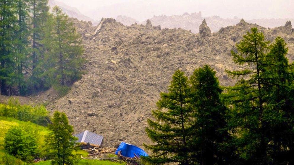 Masses of debris bury a large part of Blatten VS - Gallery. The large avalanche of ice, debris and mud near the bottom of the valley near Wiler.