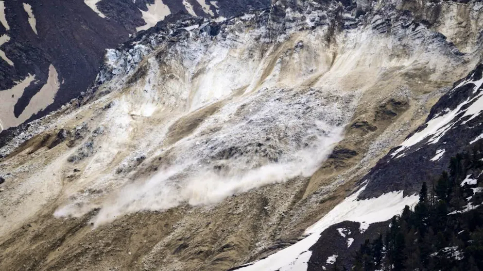 Il video è impressionante. Crolla un'altra grande porzione del ghiacciaio sopra Blatten, i detriti raggiungono il villaggio