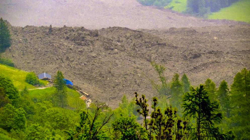 Masses of debris bury a large part of Blatten VS - Gallery. The debris avalanche reaches gigantic proportions.