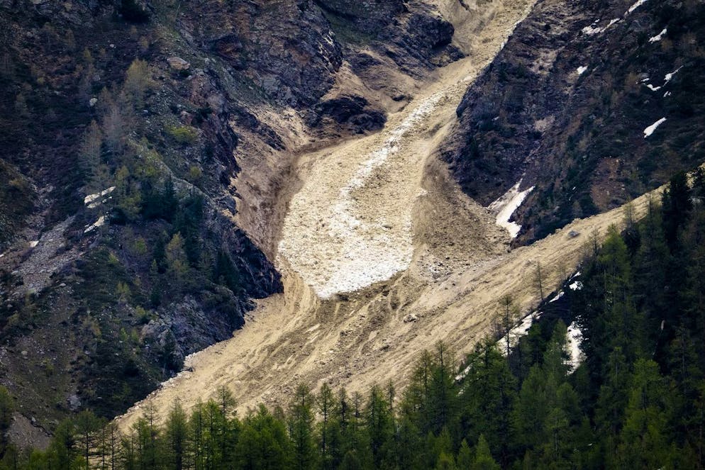 Une vue montre des blocs de glace et des morceaux de roches s'accumuler en provenance du glacier du Birch au-dessus du village de Blatten le mercredi 28 mai 2025 depuis un alpage au-dessus de Wiler.