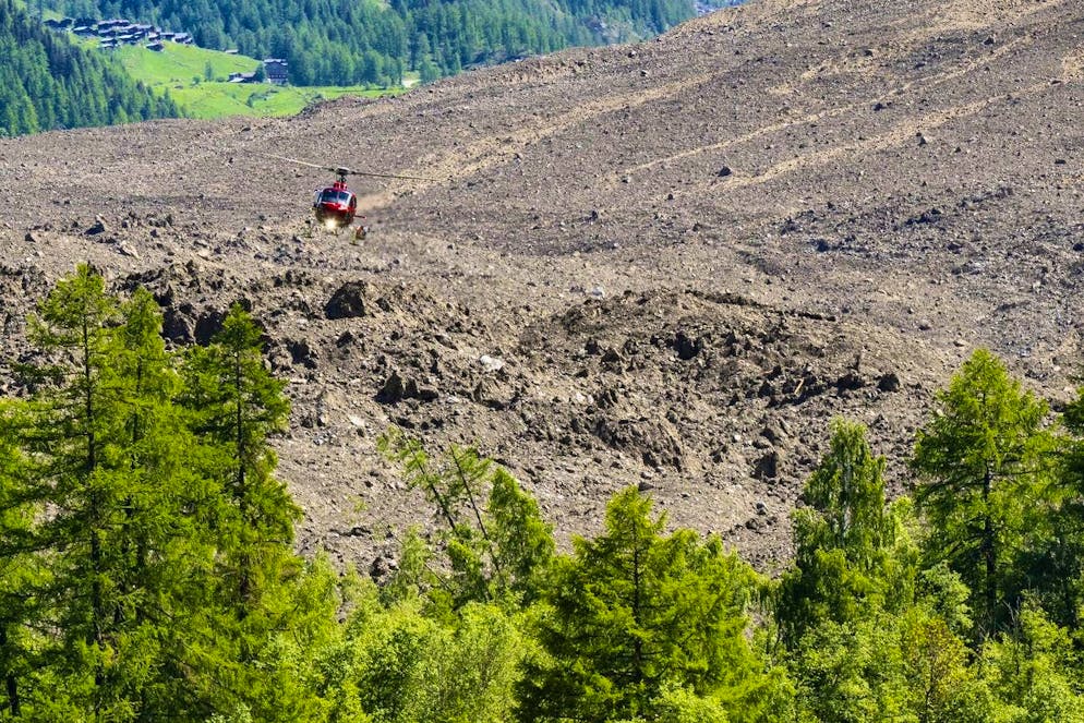 Glacier collapse in Blatten VS. The search for a missing man has been temporarily suspended due to the danger.