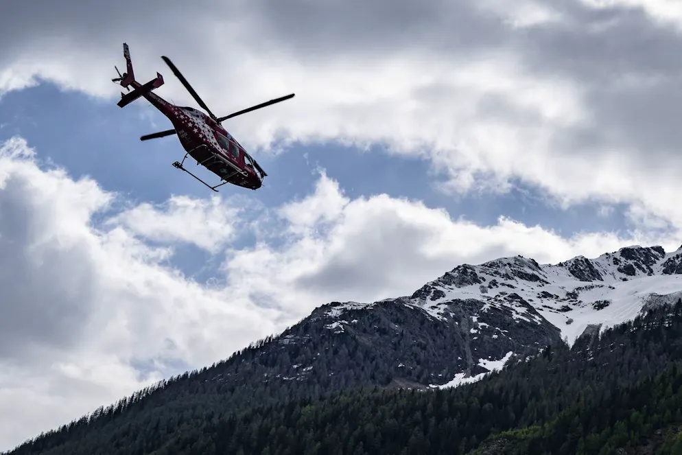 Im Bergsturzgebiet werden weitere Evakuierungen per Helikopter durchgeführt.