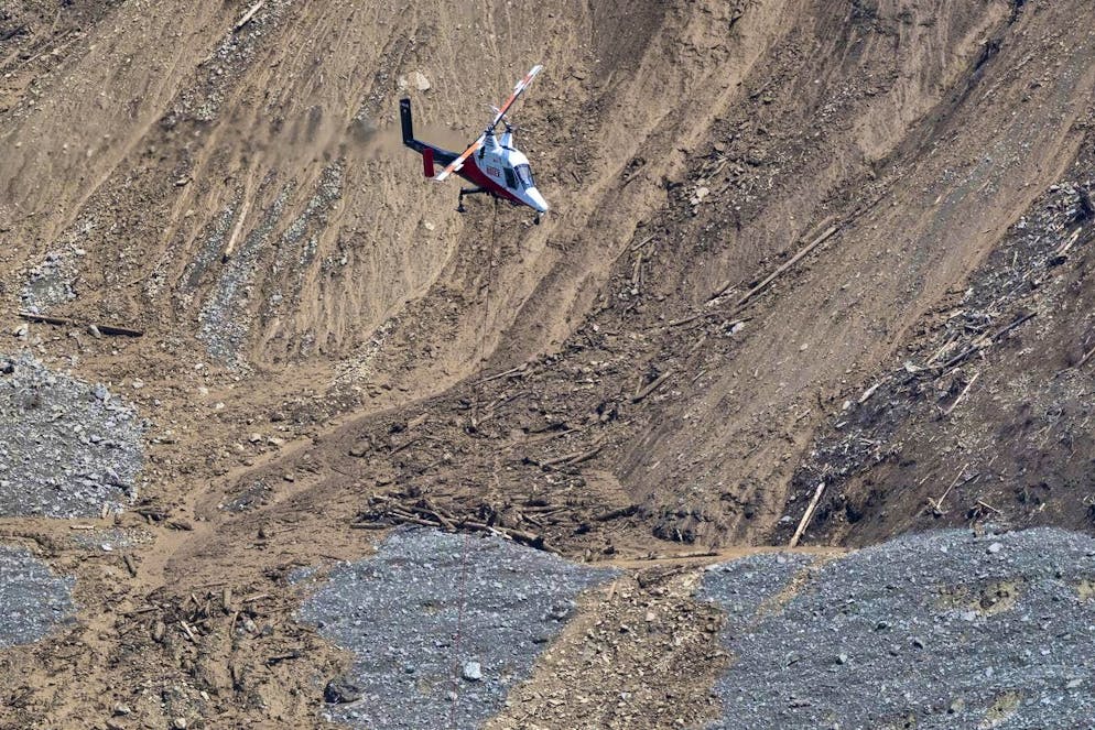 Glacier collapse in Blatten VS. A helicopter flies over the disaster area.