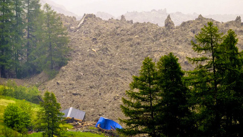 Rund 3 Millionen Kubikmeter Gestein, Eis und Schutt sollen vom Berg auf das Dorf niedergegangen sein.