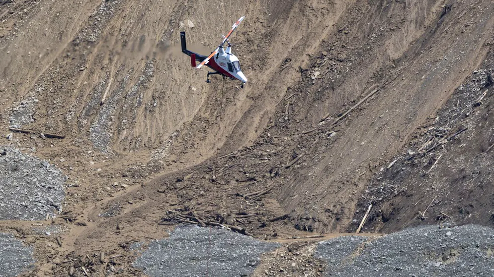 Gletscherabbruch in Blatten VS. Ein Helikopter fliegt über dem Katastrophengebiet.