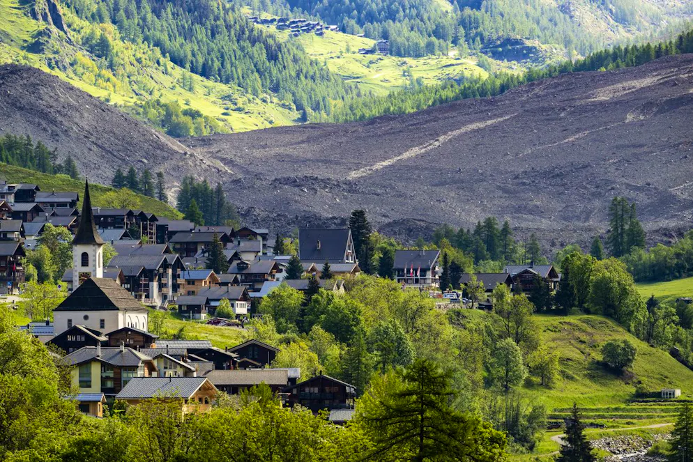 Blick von der Gemeinde Kippel auf die Gletscherabbruchmasse, die Blatten unter sich begraben hat.
