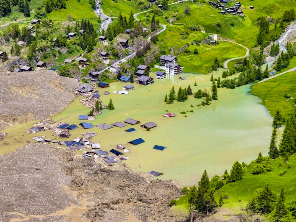 An aerial photo shows the reservoir that has now formed behind the debris cone and the destruction in Blatten VS.