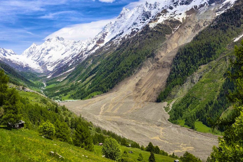 Glacier collapse in Blatten VS. Around three million cubic meters thundered into the valley when the Birch Glacier collapsed