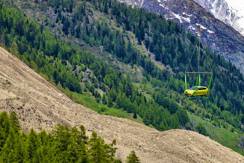Glacier collapse in Blatten VS. A helicopter evacuates a vehicle.