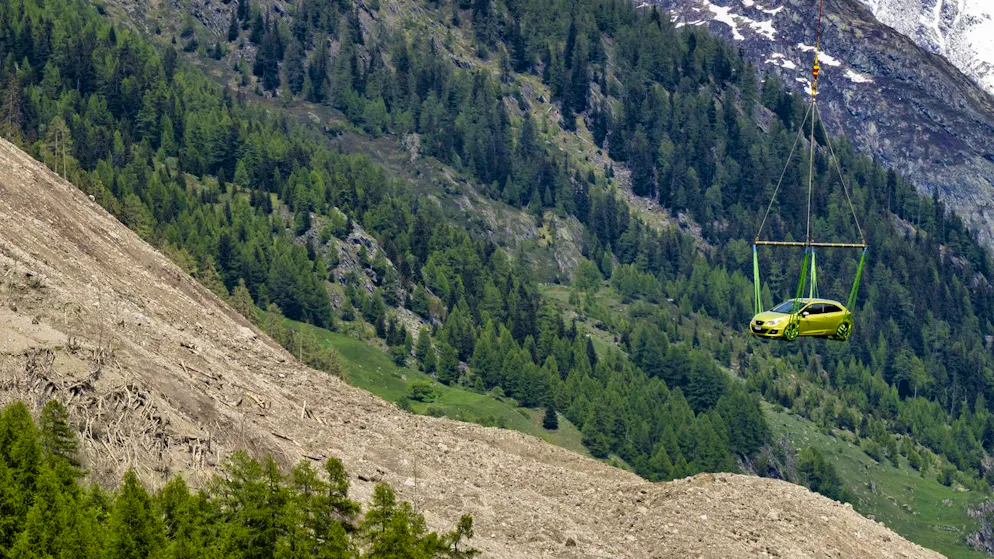 Gletscherabbruch in Blatten VS. Ein Helikopter evakuiert ein Fahrzeug.