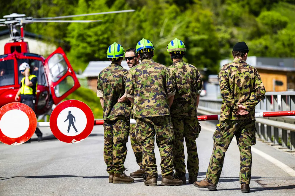 Die Armee steht mit Wasserpumpen, Baggern, weiteren schweren Räumgeräten und Beleuchtungsmaterial bereit.