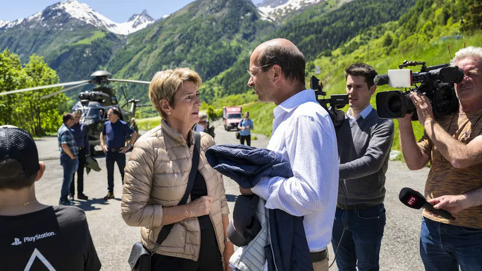 Karin Keller-Sutter trifft Beat Rieder vor ihrem Flug.