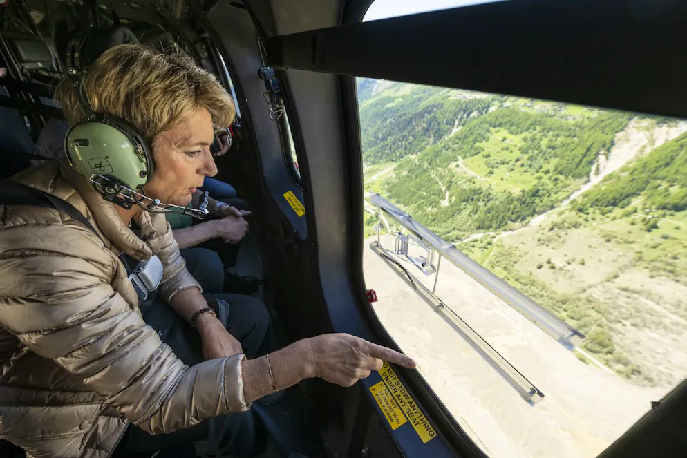 Karin Keller-Sutter verschafft sich aus der Luft einen Überblick.