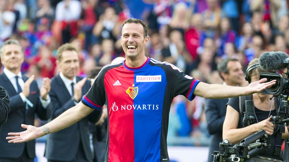 Marco Streller wird vor dem Spiel gegen den FC St. Gallen im Stadion St. Jakob-Park in Basel, am Freitag, 29. Mai 2015, verabschiedet.