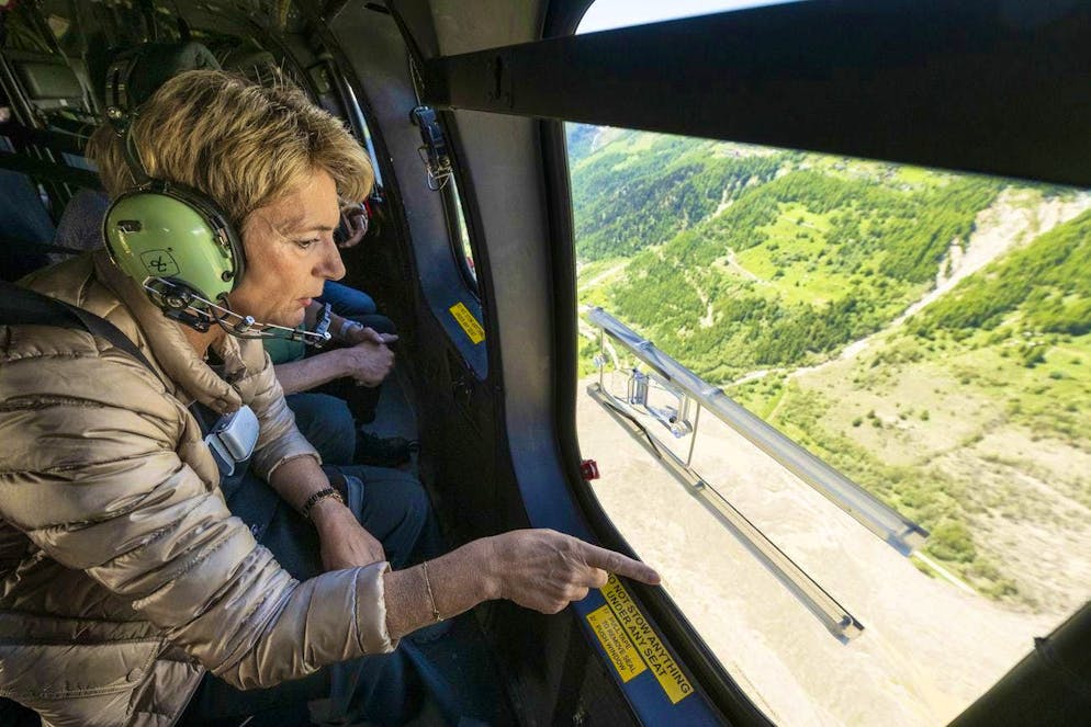 Karin Keller-Sutter gets an overview from the air.