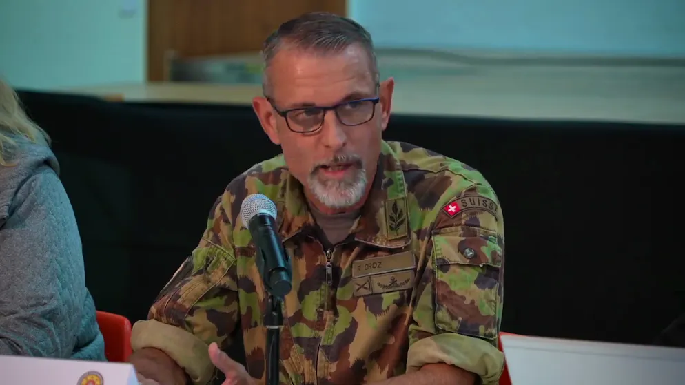 Speech almost went under. Divisional commander explains in touching speech why the army is helping in Blatten VS