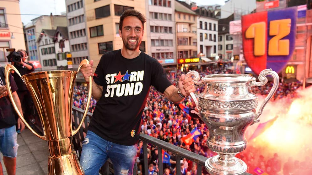Matias Delgado 2017 mit Meister- und Cup-Pokal.