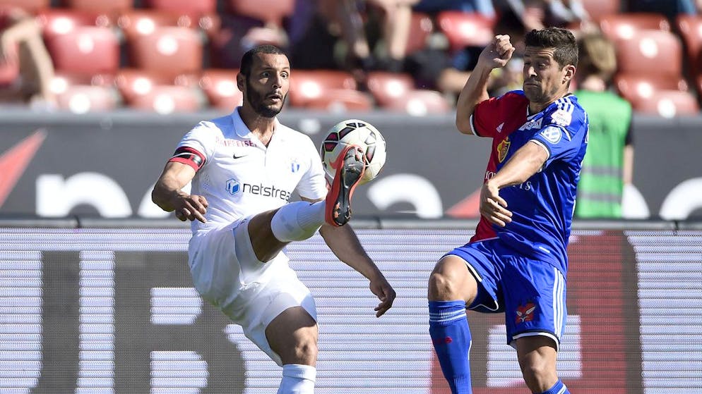 Yassine Chikhaoui hebt den Ball im Mai 2015 über den Basler Davide Calla.