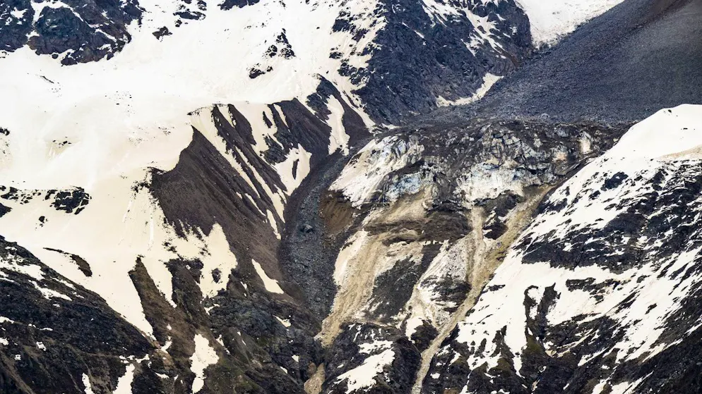 Steine eines Felssturzes vom Kleinen Nesthorn stürzen am 25. Mai 2025 auf den Birchgletscher.
