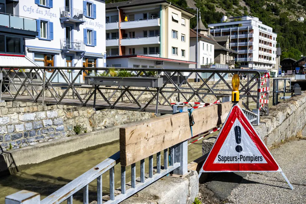 In Gampel-Steg, das talabwärts von Blatten liegt, sind Fussgängerbrücken über die Lonza gesperrt.