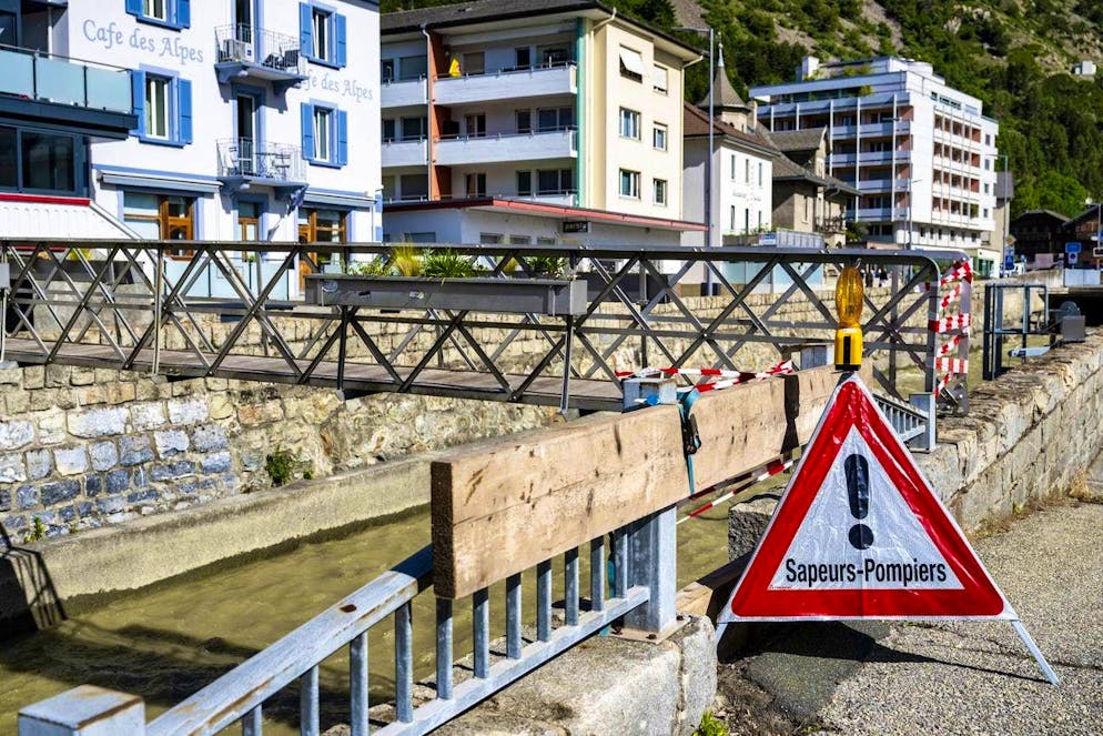 In Gampel-Steg, which lies downstream from Blatten, pedestrian bridges over the Lonza are closed.
