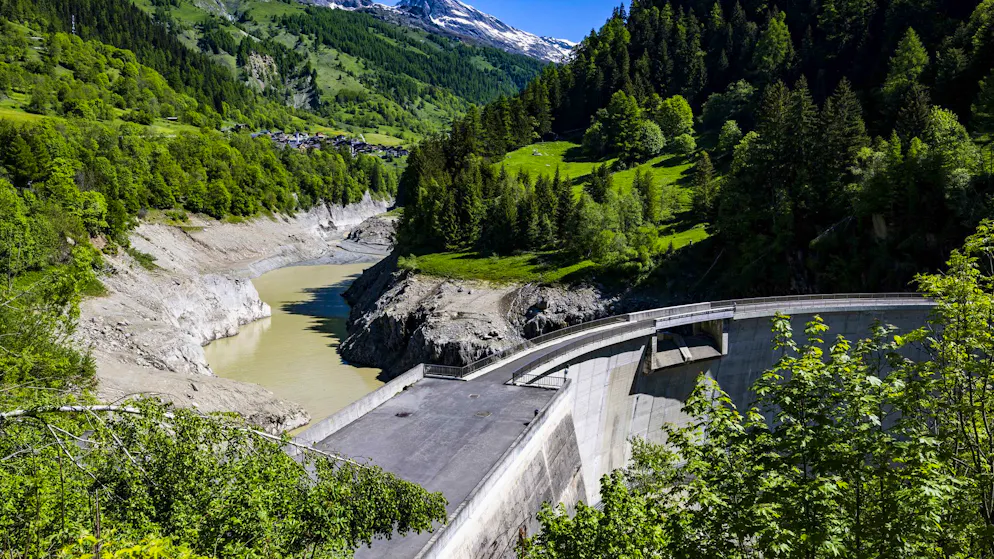 Der Stausee bei Ferden talabwärts des Katastrophengebiets soll gegebenenfalls grosse Wassermengen auffangen.