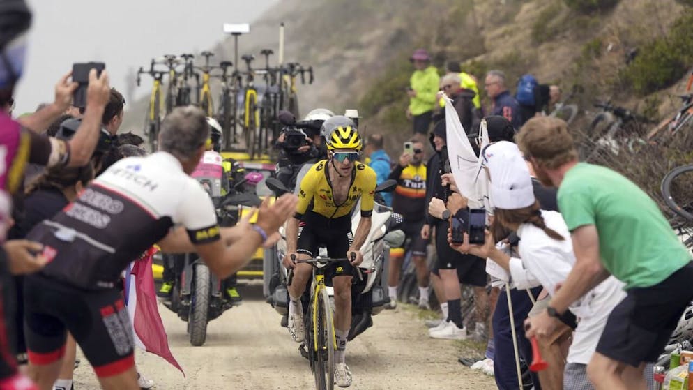 Simon Yates fährt auf den Schotterstrassen des Colle delle Finestre enfesselt dem Gesamtsieg am Giro d'Italia entgegen.