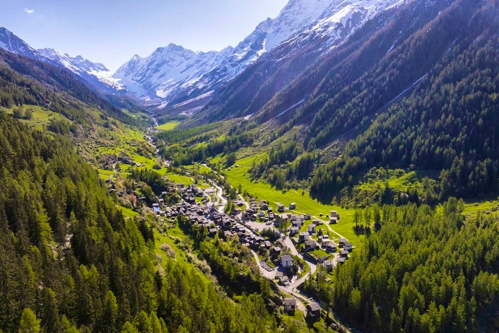 Before vs. after comparison Blatten VS. This is what the village looked like before the glacier collapsed.