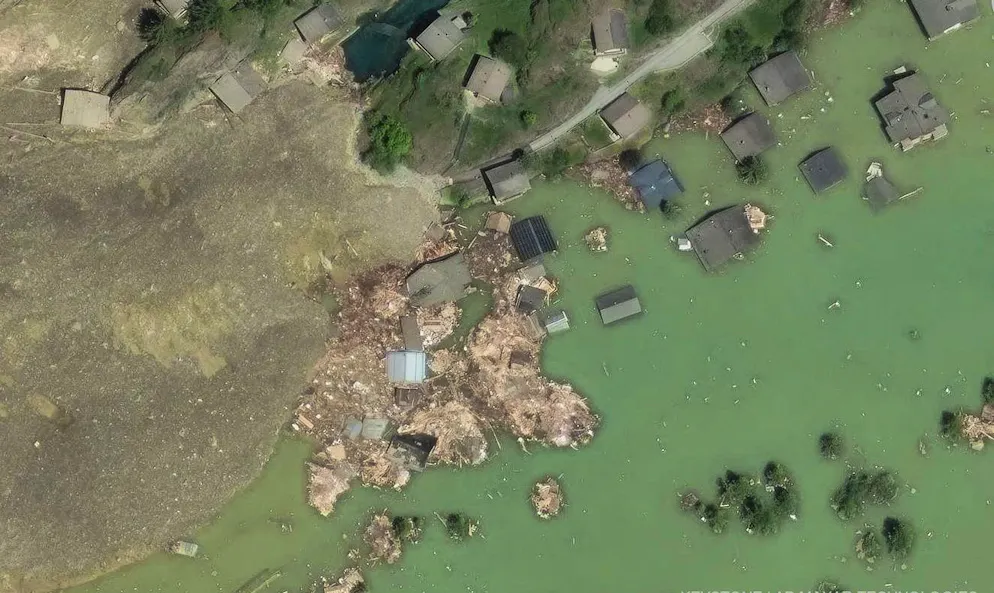 Dieses von Maxar Technologies bereitgestellte Satellitenbild zeigt die Folgen des Erdrutsches in Blatten VS, am Freitag, den 30. Mai 2025.