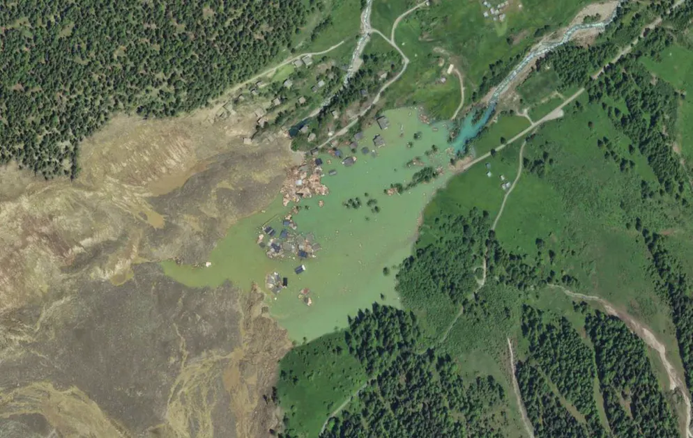 Der Pegelstand des hinter dem Schuttkegel aufgestauten Sees ist inzwischen ungefähr einen Meter tiefer als noch am Freitag. Das Volumen des Sees beträgt nun rund 800'000 Kubikmeter Wasser statt wie zuvor rund eine Million Kubikmeter.