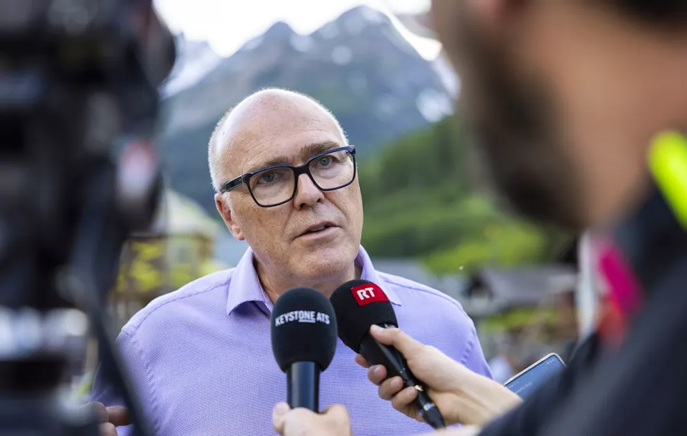 Bundesrat Martin Pfister spricht mit Journalisten nach einem Treffen mit Einwohnern von Wiler, nachdem ein Erdrutsch das Dorf Blatten zerstört hatte.