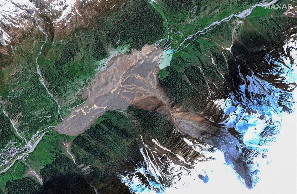 Vorher vs. Nachher Vergleich Blatten VS. Auf der nordöstlichen Seite des Dorfes, staute sich das Wasser.