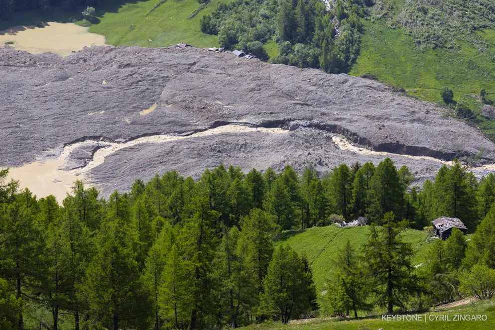 «Die Lonza scheint ihren Weg gefunden zu haben», sagte der Blattener Gemeindepräsident Matthias Bellwald an einer Medienkonferenz am Samstag im Nachbardorf Ferden. Es liege aber in der Natur der Sache, dass bei starker Schneeschmelze das Wasser auch wieder steigen könne.