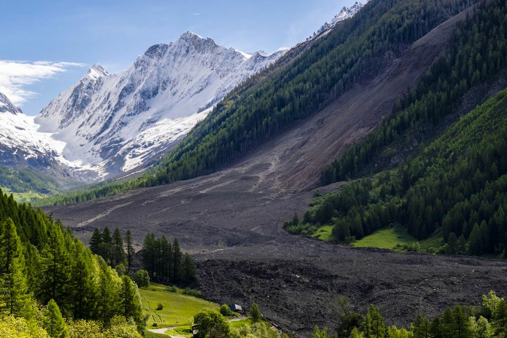 Vorher vs. Nachher Vergleich Blatten VS. Nach dem Gletscherabbruch im Mai 2025 ist das ganze Dorf verschüttet worden.
