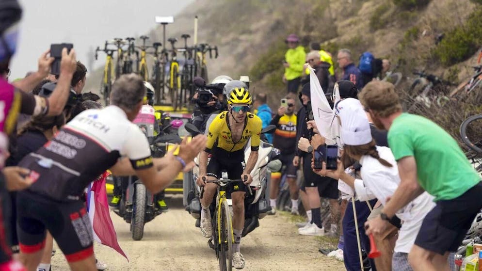 Simon Yates rides on the gravel roads of the Colle delle Finestre in pursuit of overall victory at the Giro d'Italia