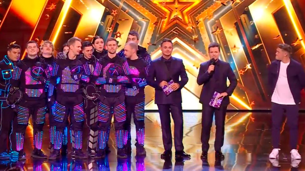 Der Moment der Entscheidung: «The Blackouts» (links) und Sieger Harry Moulding (rechts).