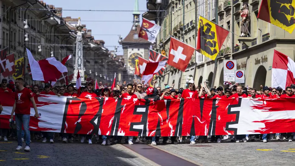 Fan dell'FC Bienne in marcia nel centro storico di Berna.