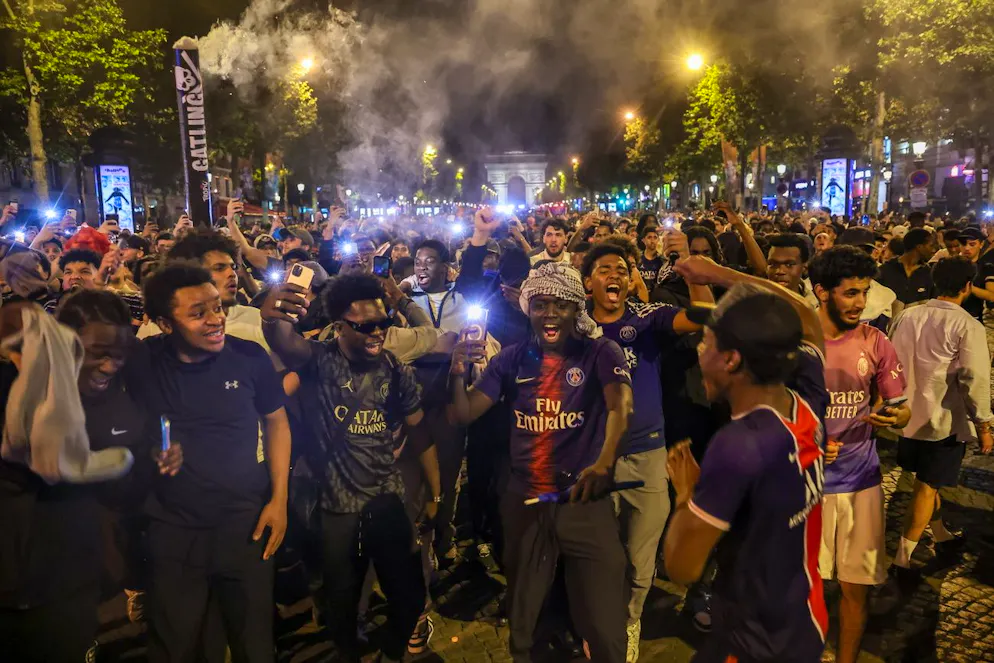 Scontri e violenze a Parigi nel dopo partita: 2 morti e oltre 550 arresti. Tifosi del PSG sugli Champs-Elysees dopo la vittoria della finale di UEFA Champions League