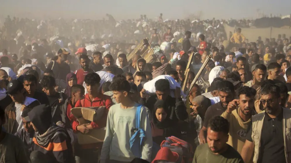 Des Palestiniens à Rafah transportent de l'aide fournie par la Fondation humanitaire de Gaza. Les ex-diplomates demandent à la Suisse de refuser de coopérer avec cette organisation, car son système de distribution de nourriture ne correspond pas aux principes de l'ONU (archives).