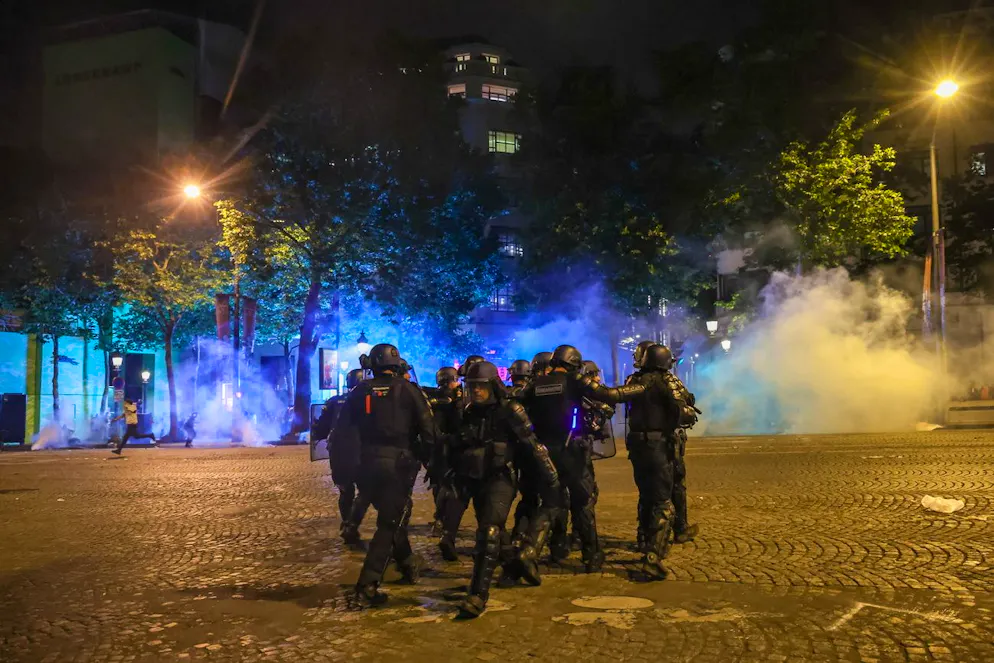 Scontri e violenze a Parigi nel dopo partita: 2 morti e oltre 550 arresti. Polizia francese in azione durante gli scontri con i tifosi del PSG che festeggiano sugli Champs-Elysees dopo la vittoria della finale di UEFA Champions League contro l'Inter.
