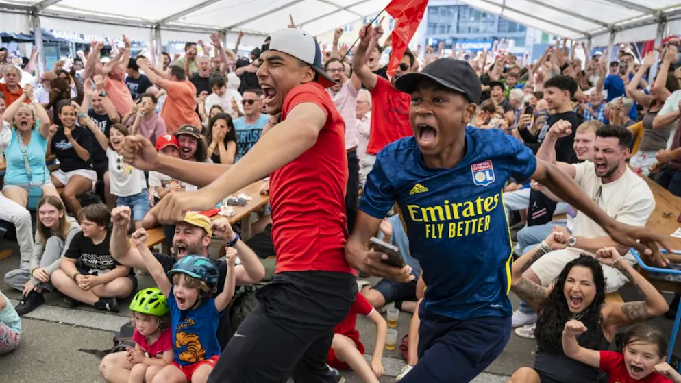 Les supporters biennois en délire lors de l'égalisation.