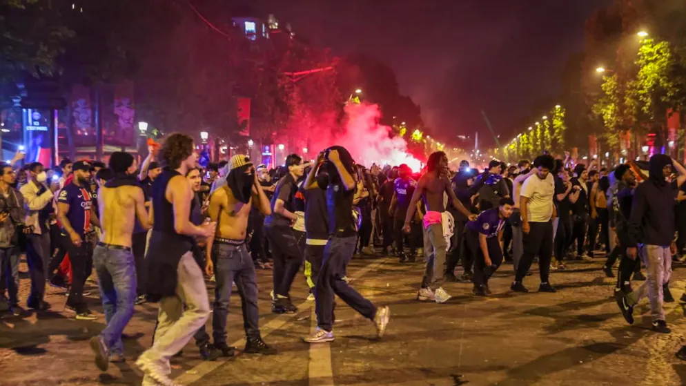 Scontri e violenze a Parigi nel dopo partita: 2 morti e oltre 550 arresti. Tifosi del PSG sugli Champs-Elysees dopo la vittoria della finale di UEFA Champions League