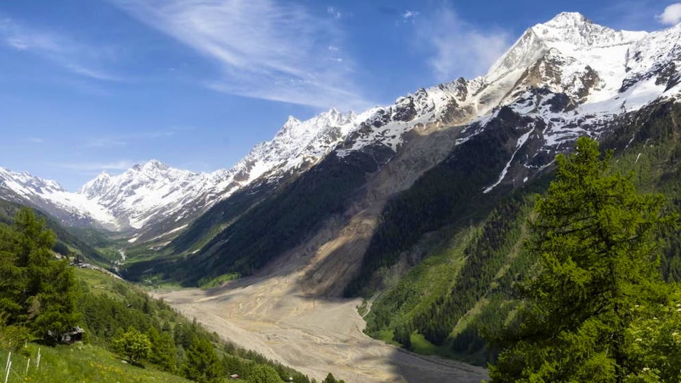 L'inquiétude demeure. Au-dessus de Blatten, le Petit Nesthorn demeure en mouvement