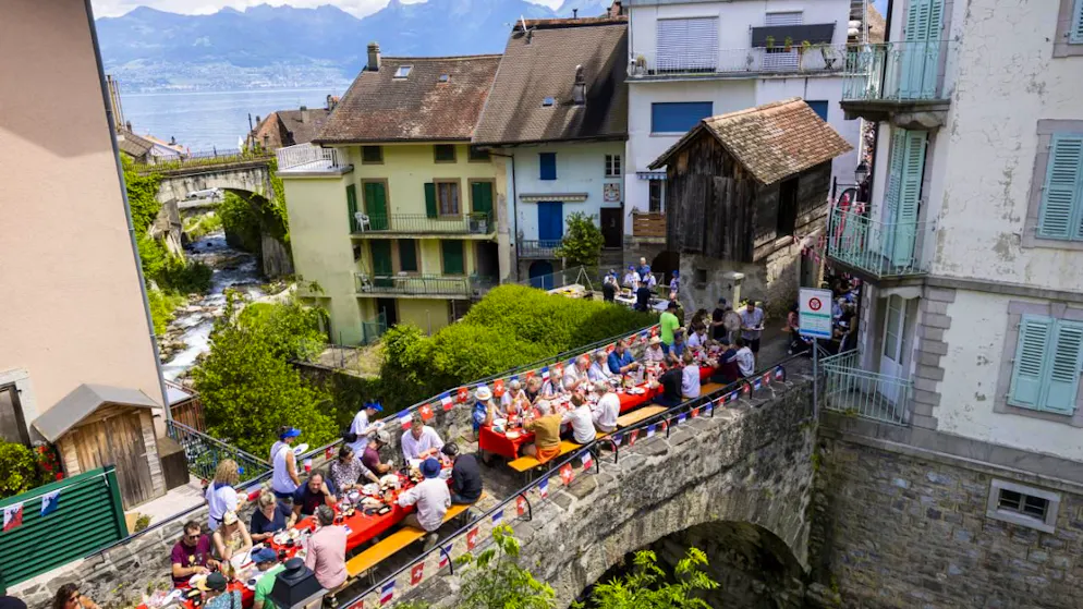 Raclette ou raclonette: la paix a été signée à Saint-Gingolph (VS) - Gallery. La manifestation s'est déroulée en plein air, avec comme épicentre le pont de pierre du Moulin, qui surplombe la douane et relie les parties française et suisse de Saint-Gingolph.
